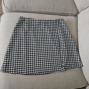 H&M cream black houndstooth mini skirt